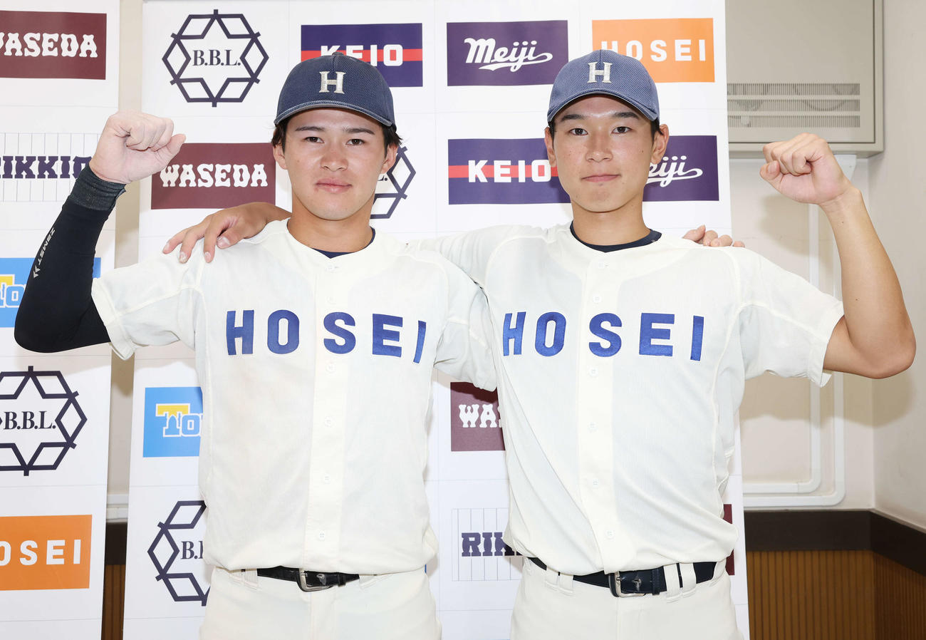 法大対明大　勝利し、笑顔でガッツポーズする法大・武川（左）と塙（撮影・宮地輝）