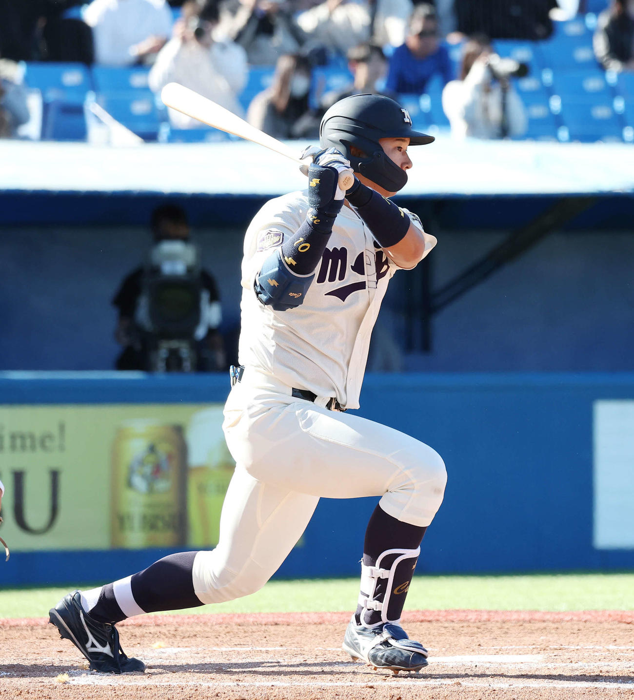 法大対明大　1回裏明大1死一、二塁、先制右前適時打を放つ上田希（撮影・宮地輝）