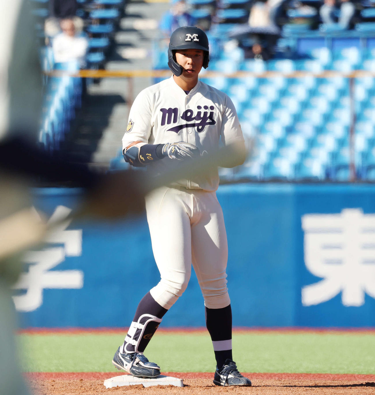 法大対明大　1回裏明大1死一、二塁、先制右前適時打を放ち、悪送球の間に二塁に進んだ上田希（撮影・宮地輝）