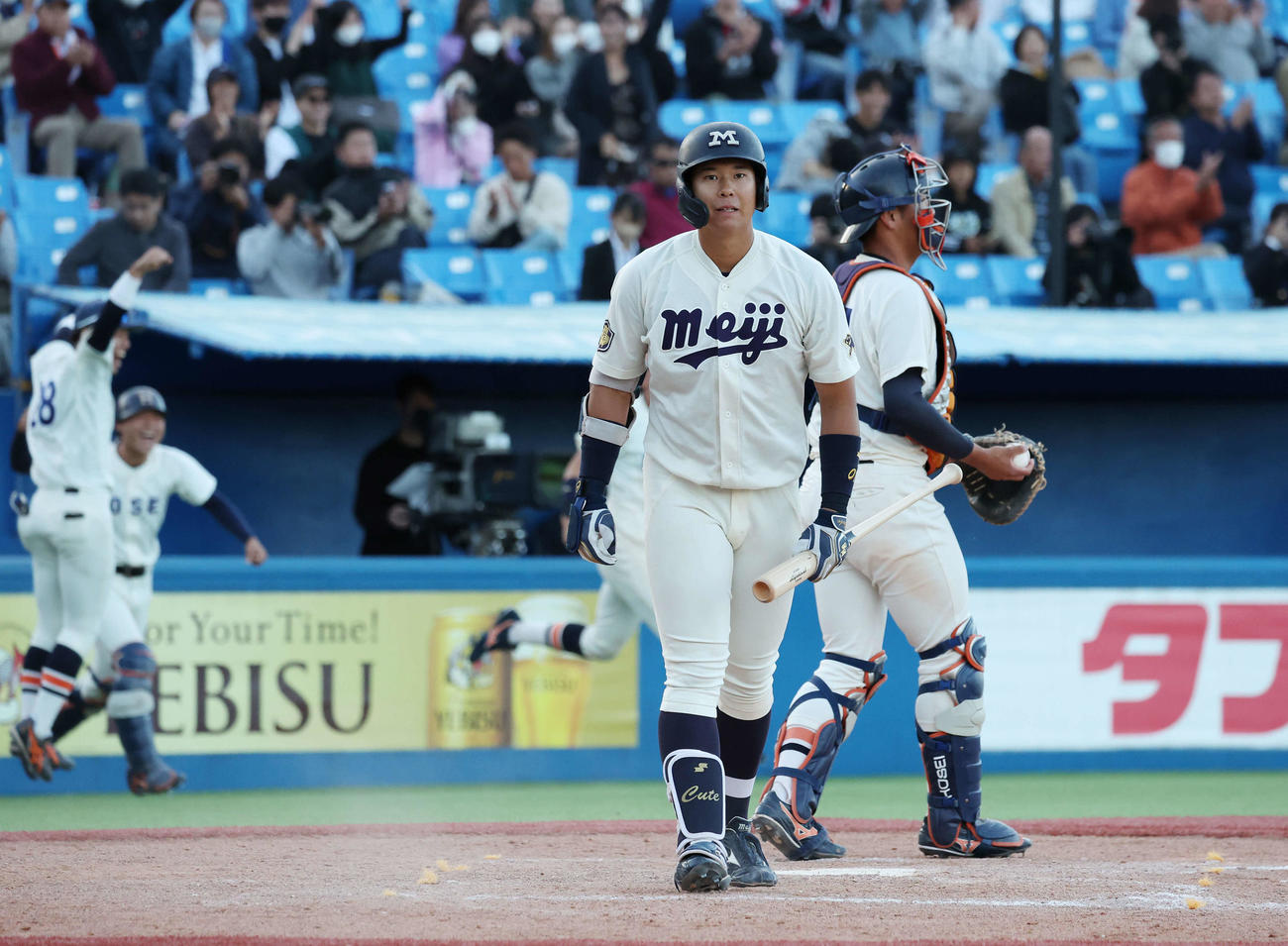 法大対明大　9回裏明大2死一、二塁、空振り三振に倒れ、敗れた上田希（撮影・宮地輝）