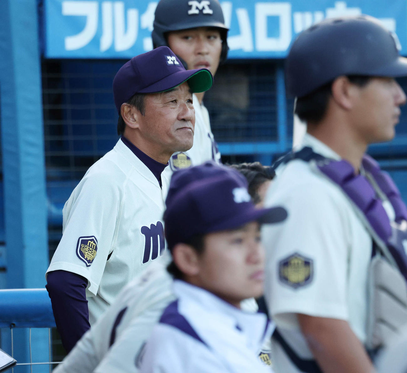 法大対明大　厳しい表情で戦況を見つめる明大・田中監督（撮影・宮地輝）