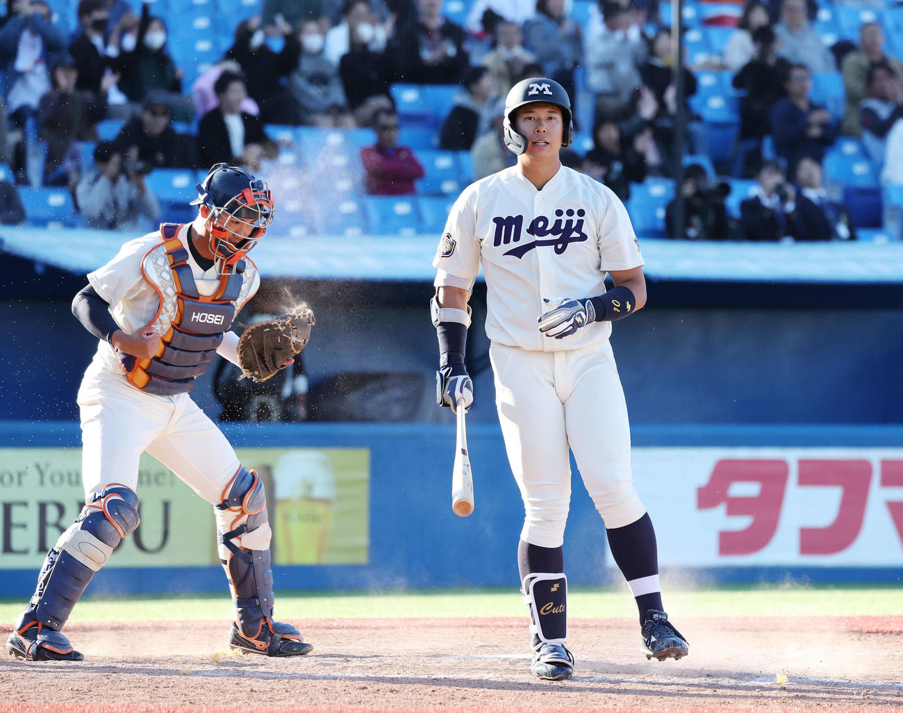 法大対明大　4回裏明大2死二、三塁、空振り三振に倒れる上田希（撮影・宮地輝）