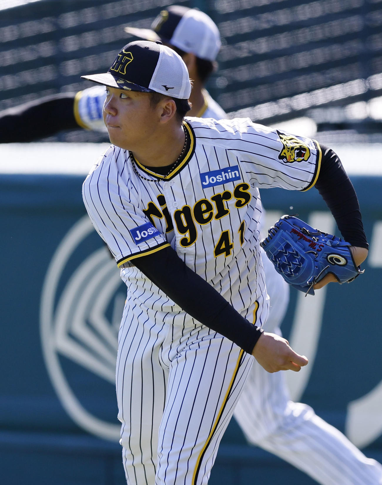 キャッチボールで調整する阪神村上（撮影・藤尾明華）