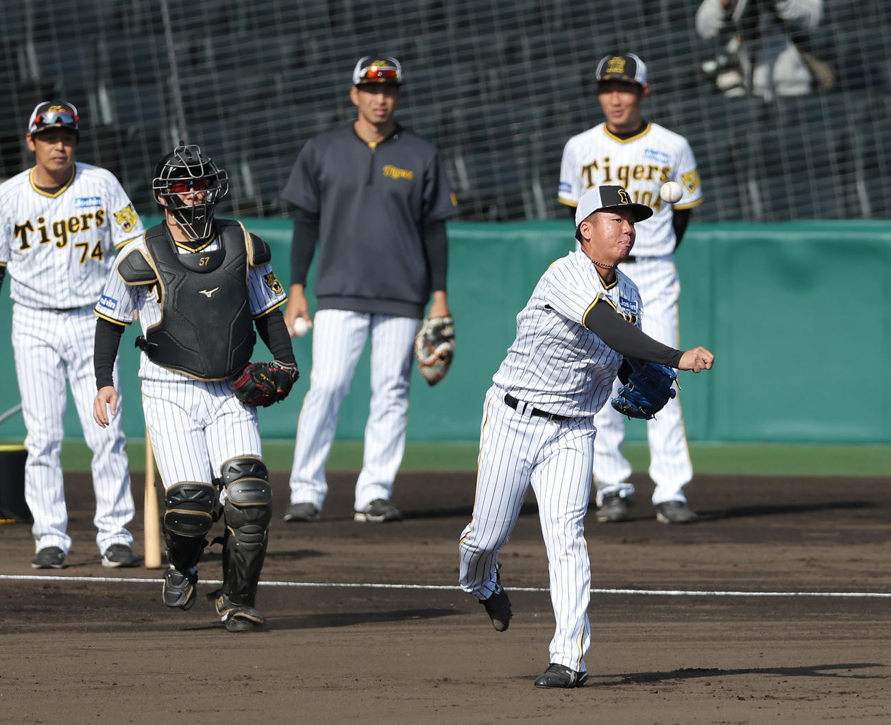 投内連係で二塁へ送球する阪神村上（撮影・前田充）