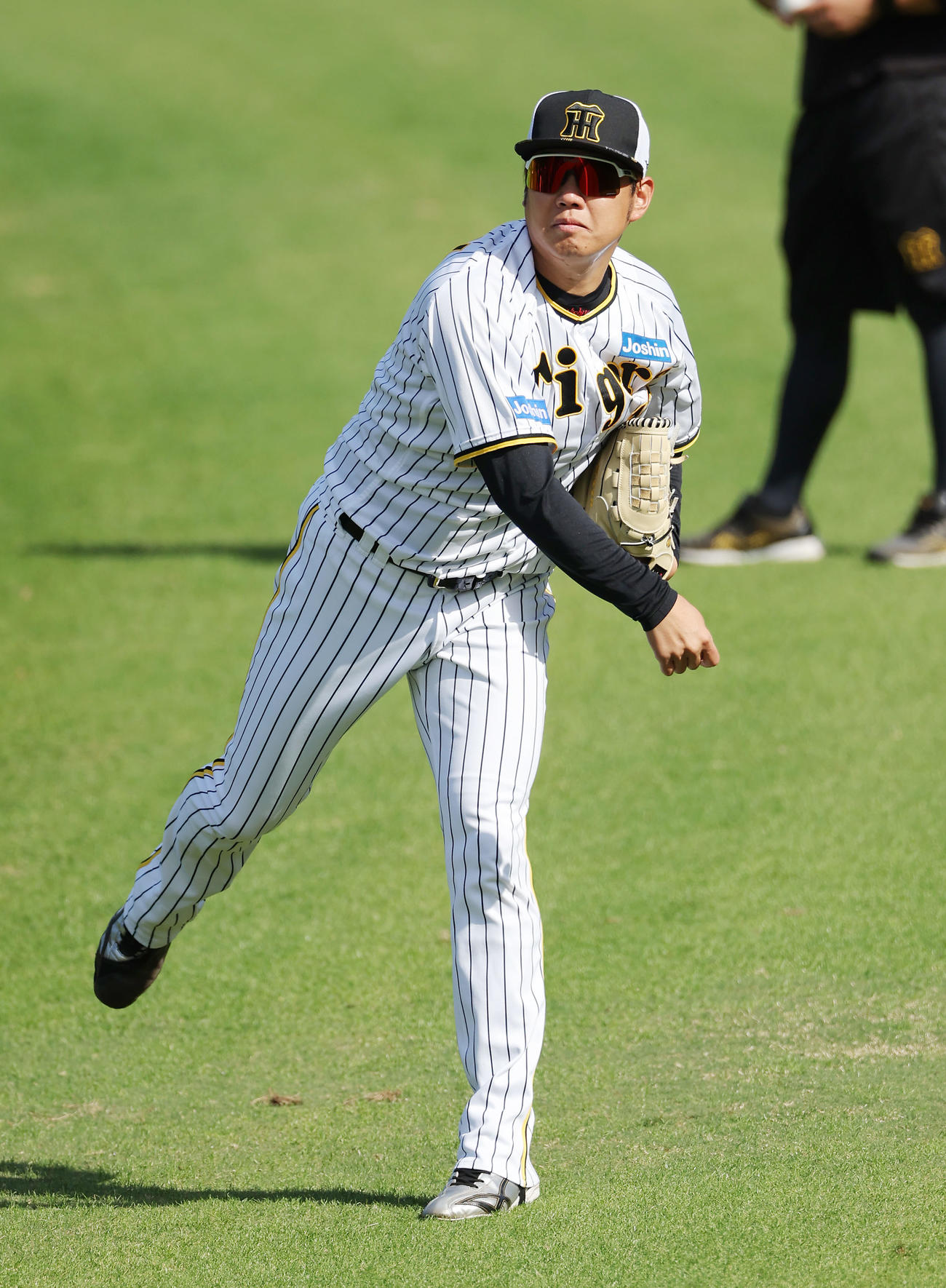 キャッチボールする阪神西勇（撮影・前田充）