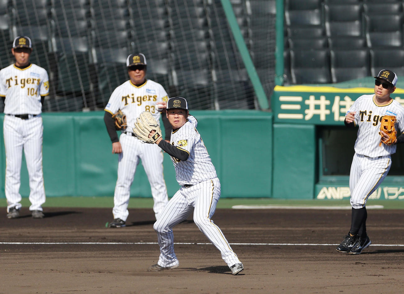 投内連係で二塁へ送球する阪神西勇（中央）（撮影・前田充）