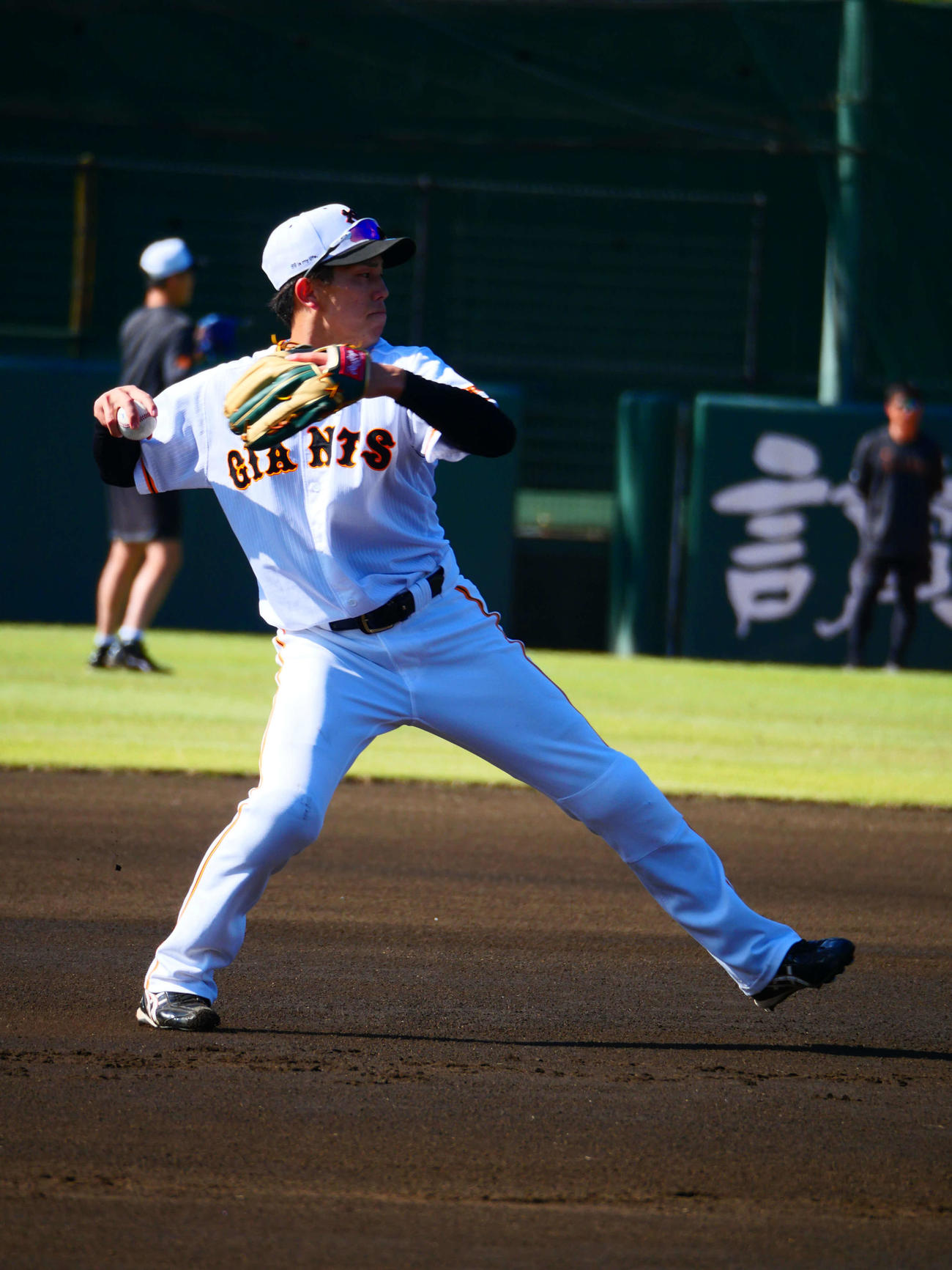 キャッチボールをする巨人門脇（撮影・上田悠太）