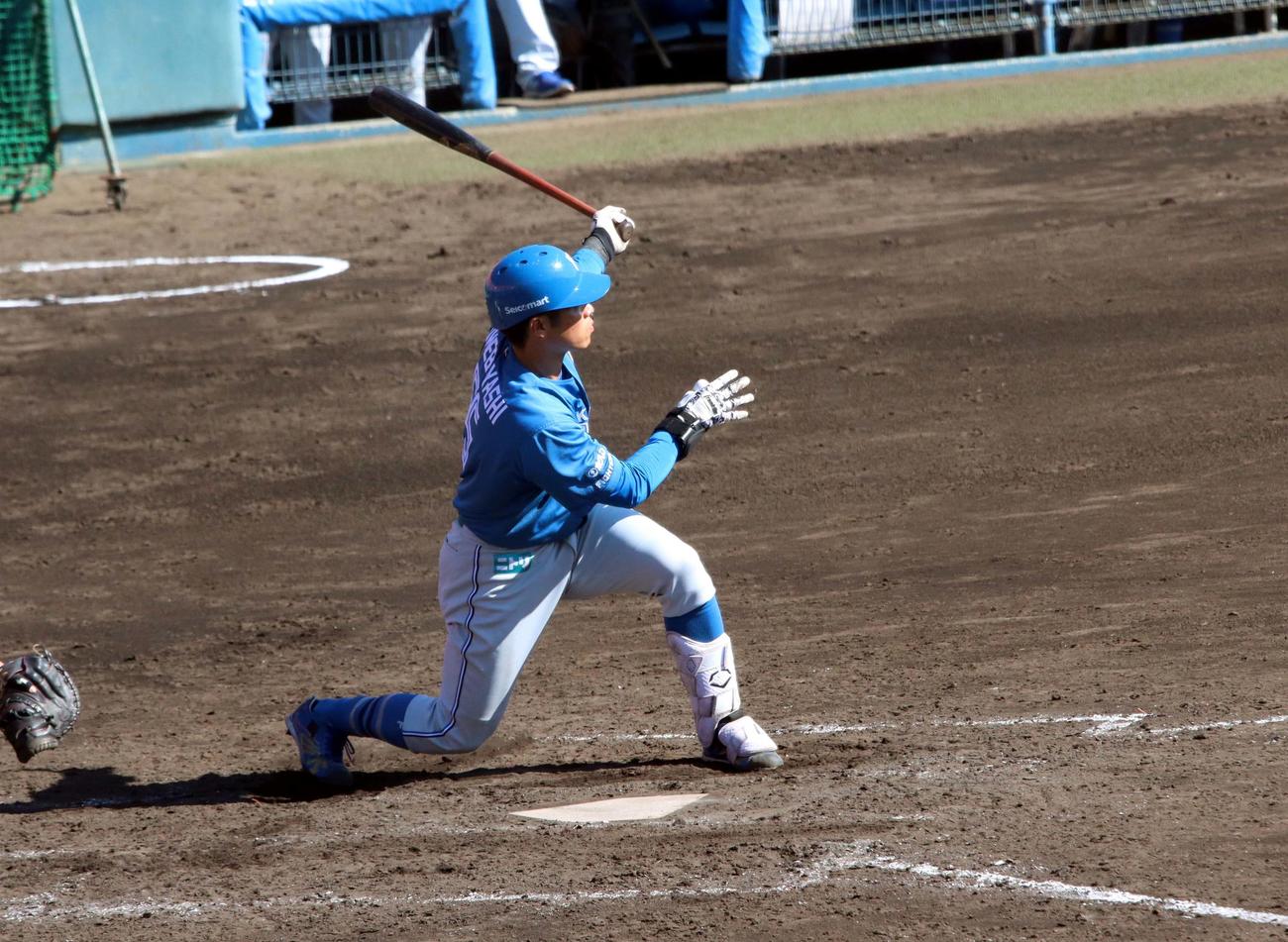 楽天対日本ハム　5回日本ハム無死一塁、梅林が左翼線に二塁打を放つ（撮影・永野高輔）