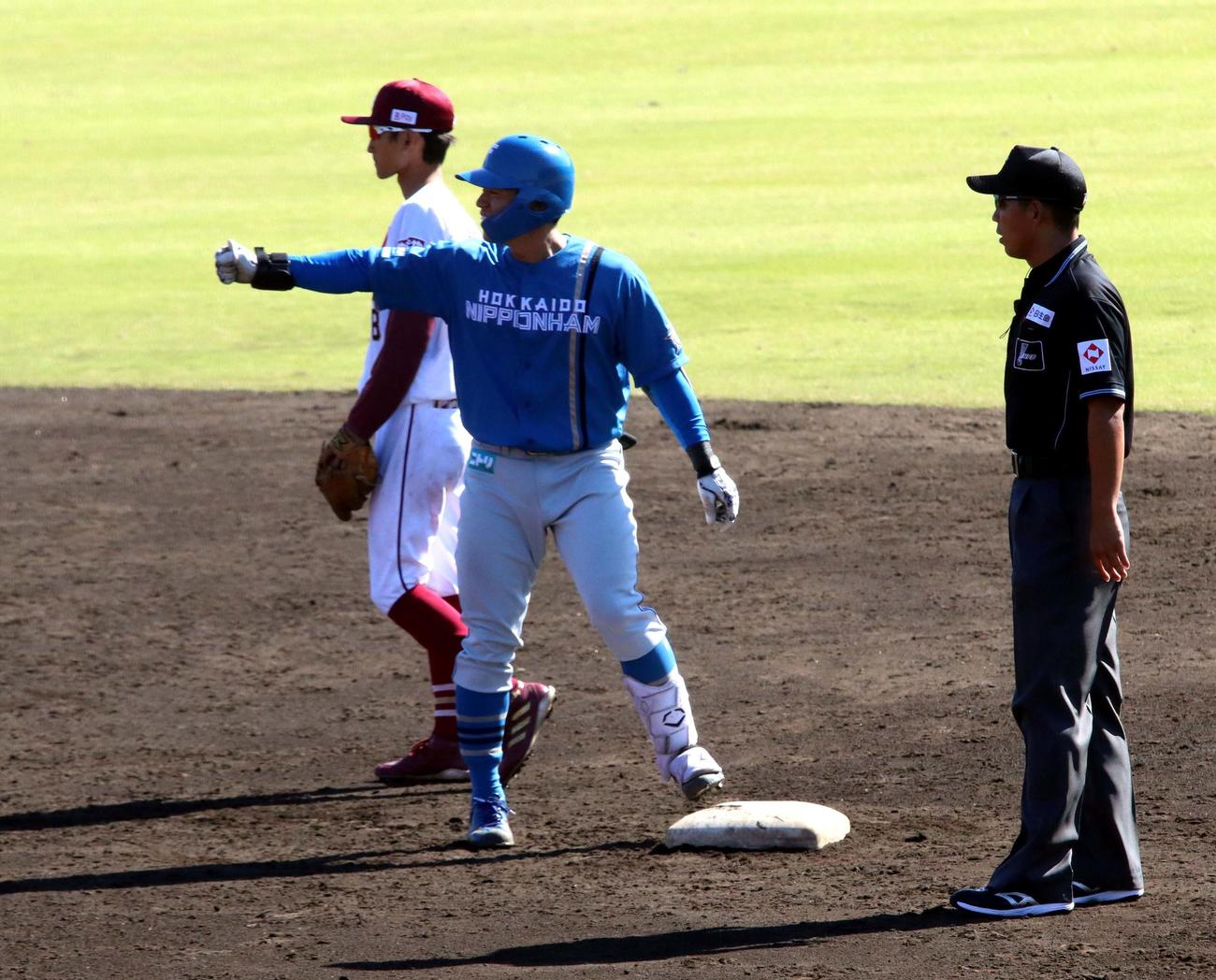 楽天対日本ハム　5回日本ハム無死一塁、梅林が左翼線に二塁打を放ちベンチからの声に応える（撮影・永野高輔）