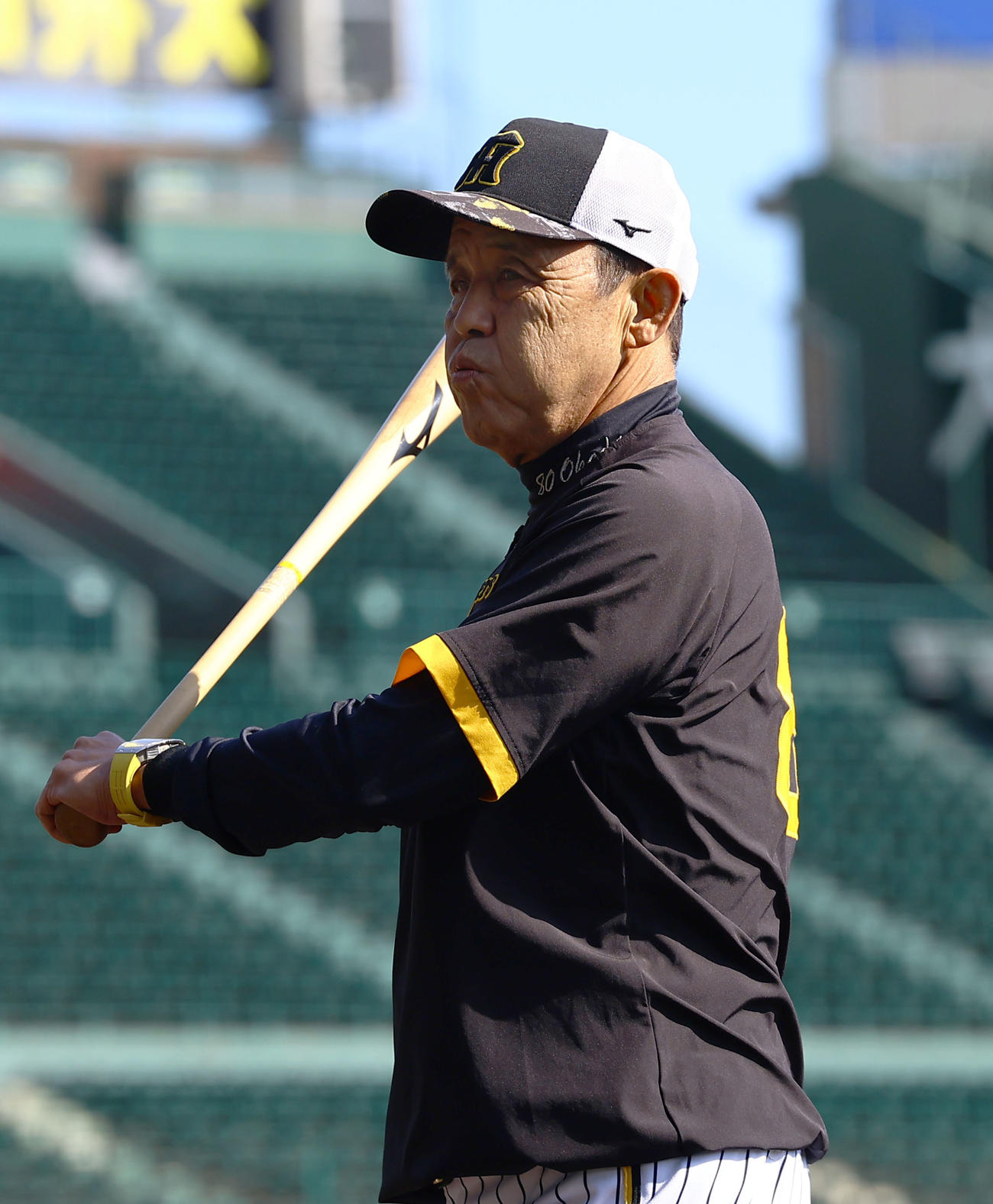 バットを手にグラウンドを歩く阪神岡田監督（撮影・藤尾明華）