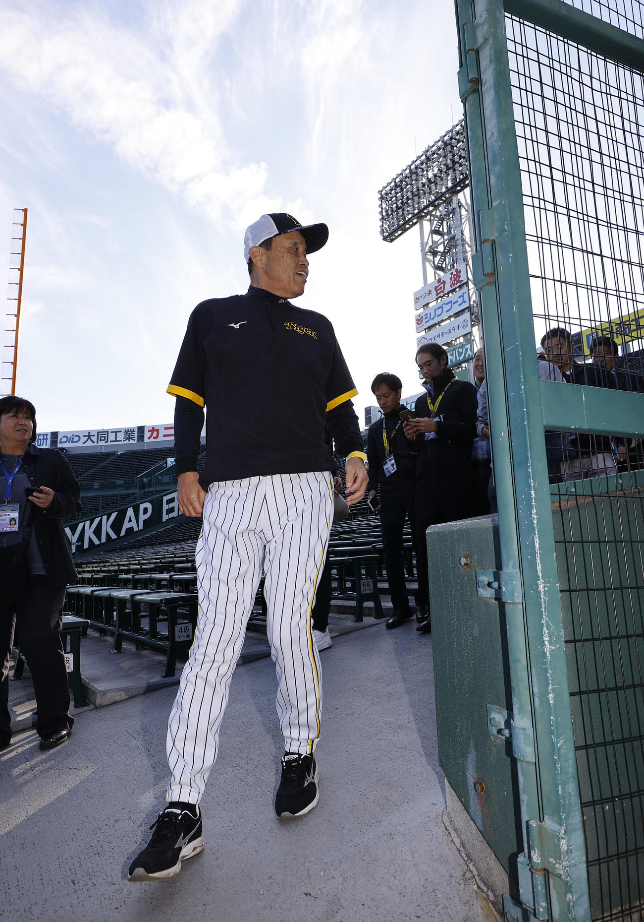 練習を終え、引き揚げる阪神岡田監督（撮影・藤尾明華）