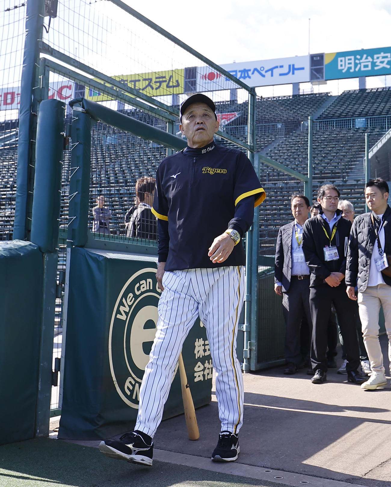 グラウンド入りする阪神岡田監督（撮影・藤尾明華）