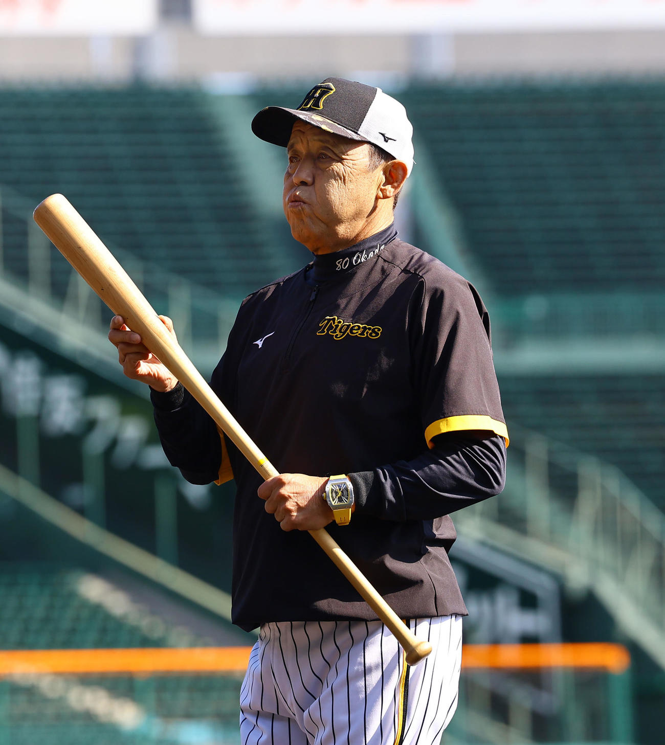 バットを手にグラウンドを歩く阪神岡田監督（撮影・藤尾明華）