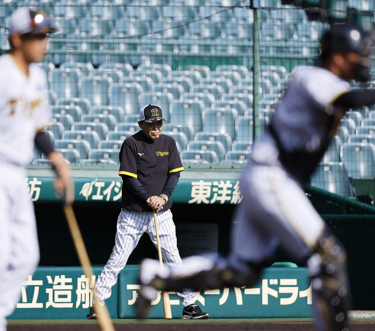 投内連係を見つめる阪神岡田監督（撮影・藤尾明華）