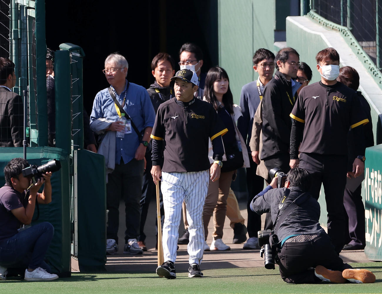 グラウンドに入る阪神岡田監督（中央）（撮影・前田充）