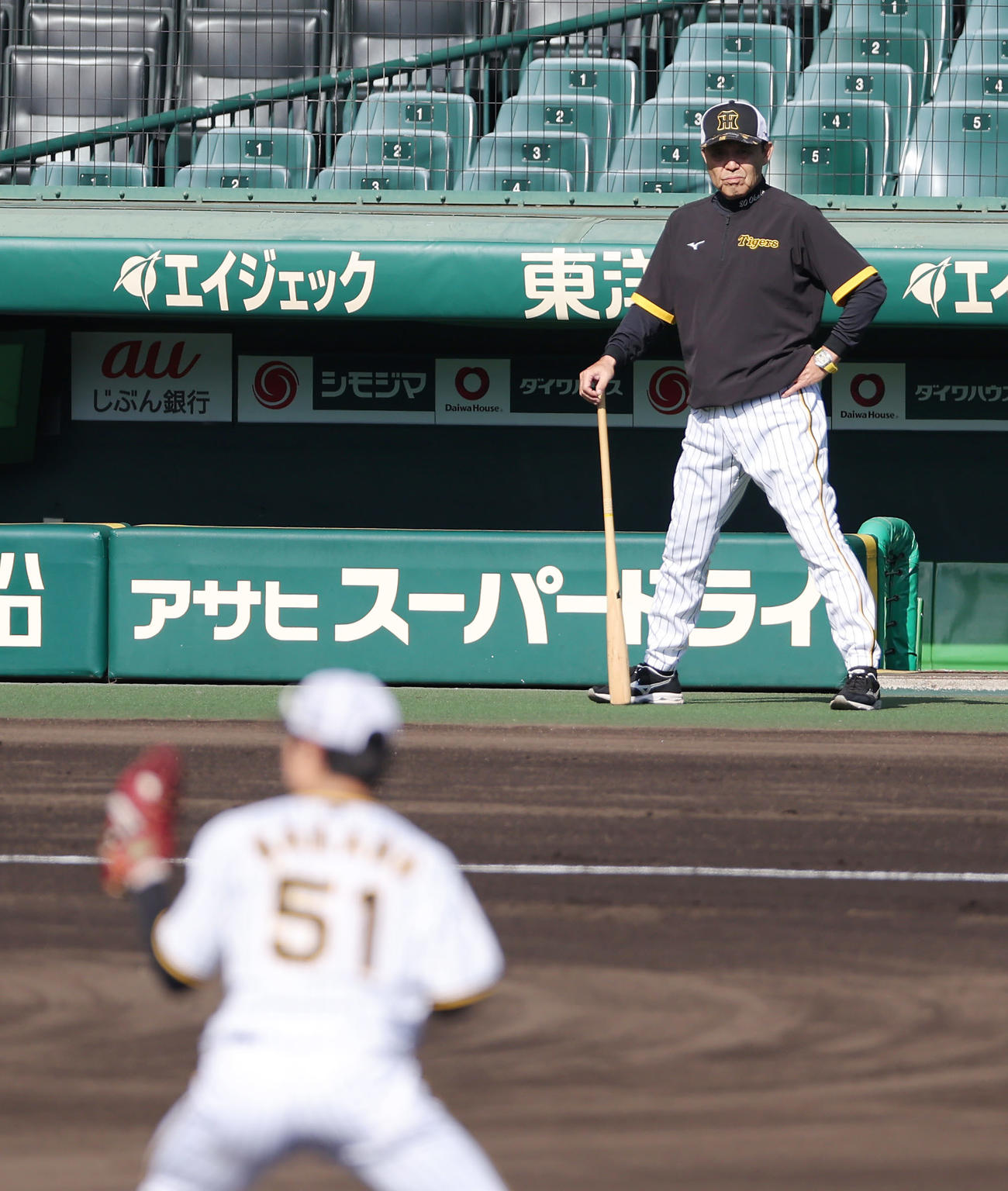 投内連係を見守る阪神岡田監督（撮影・前田充）