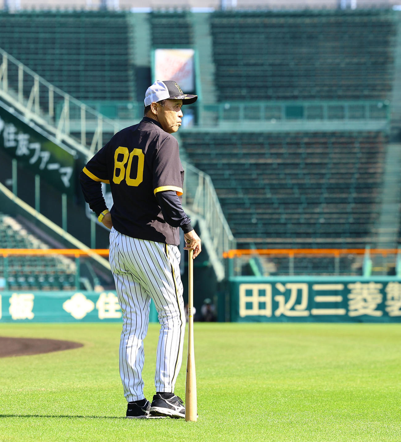 練習を見る阪神岡田監督（撮影・藤尾明華）