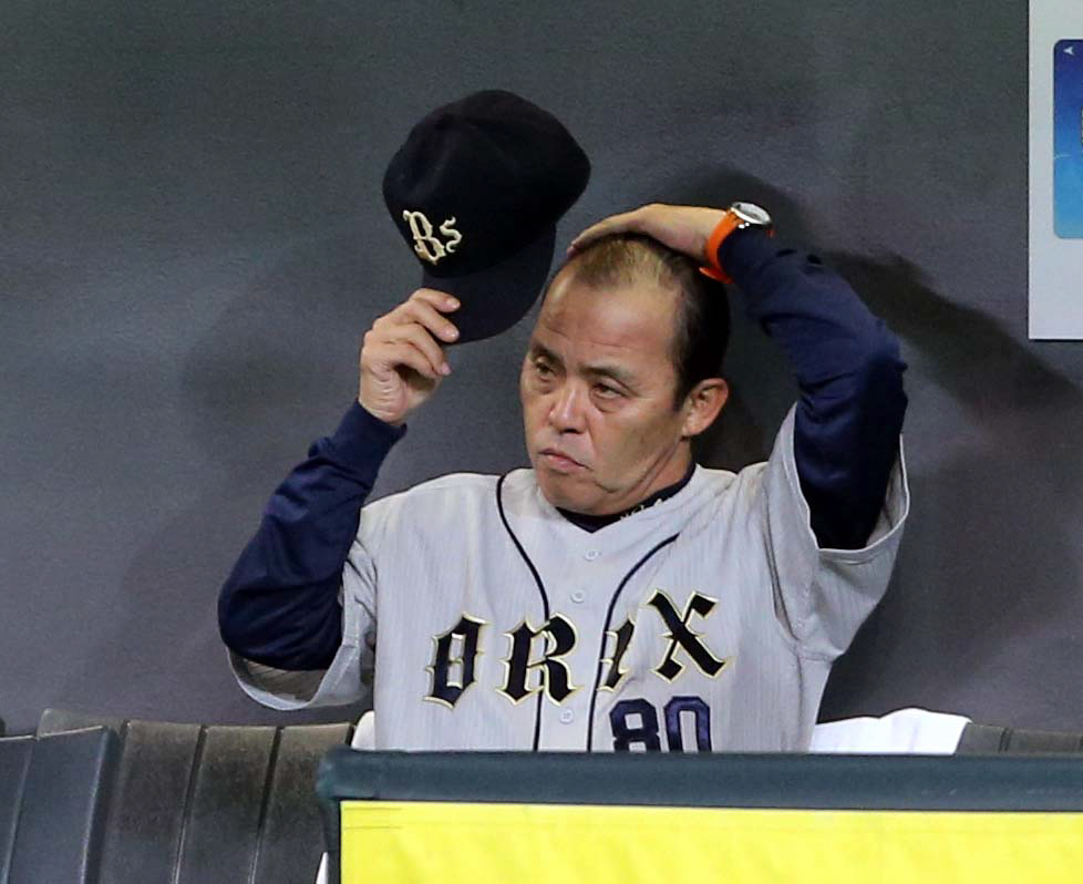 日本ハム対オリックス　ベンチで渋い表情を見せる岡田監督（2012年9月18日撮影）