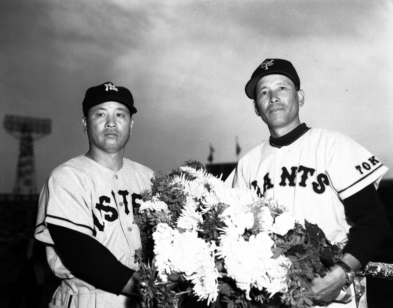 日本シリーズ第3戦　巨人対西鉄　花束を手に写真に納まる西鉄三原脩監督（左）と巨人水原茂監督（1957年10月30日撮影）