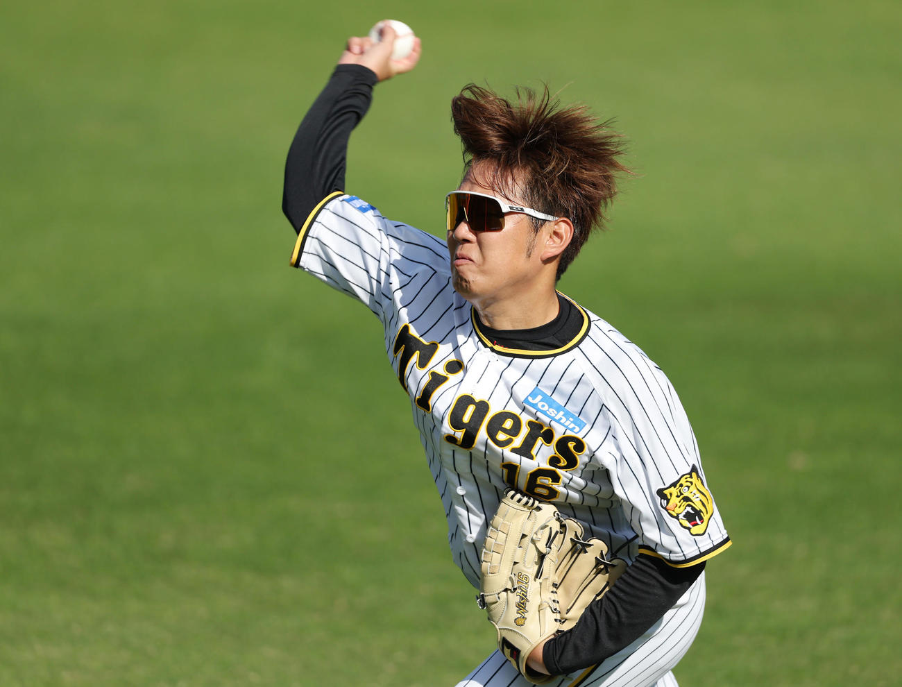 キャッチボールする阪神西勇（撮影・前田充）