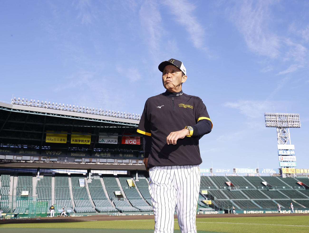 練習を終え、グラウンドを引き揚げる阪神岡田監督（撮影・藤尾明華）