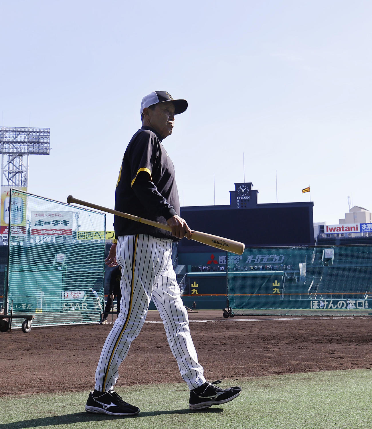 バットを手にグラウンドを歩く阪神岡田監督（撮影・藤尾明華）