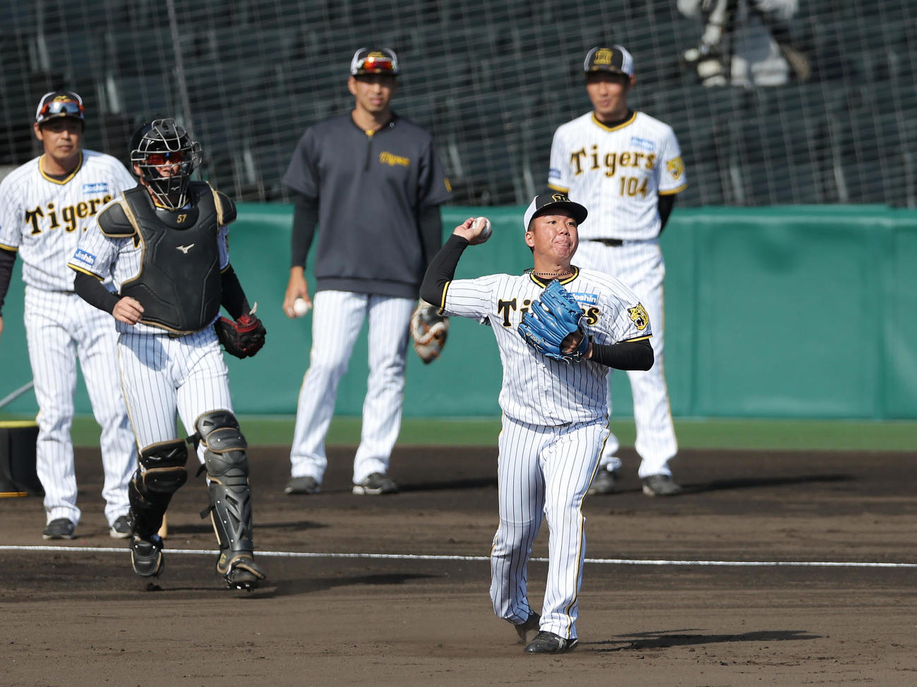 投内連係で二塁へ送球する阪神村上（手前）（撮影・前田充）