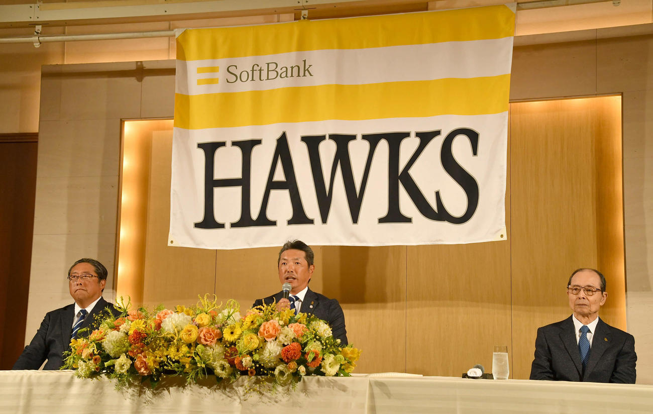 就任会見を行うソフトバンク小久保監督（中央）。左は後藤球団社長、右は王球団会長（撮影・岩下翔太）