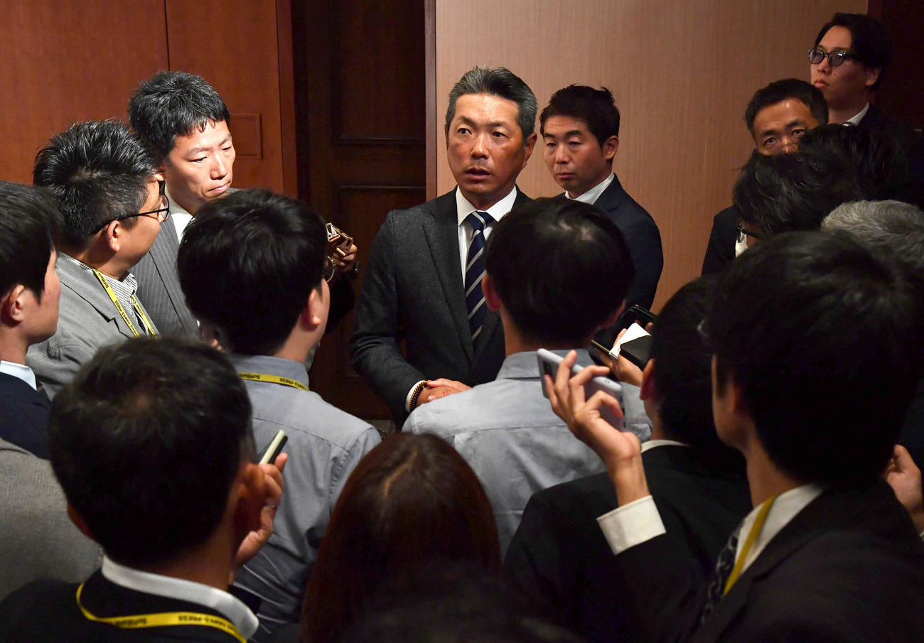 監督就任会見を終えて囲み取材を受けるソフトバンク小久保監督（撮影・岩下翔太）