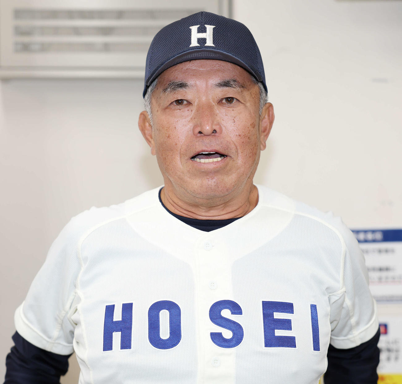 明大対法大　退任のあいさつをする法大・加藤監督（撮影・宮地輝）