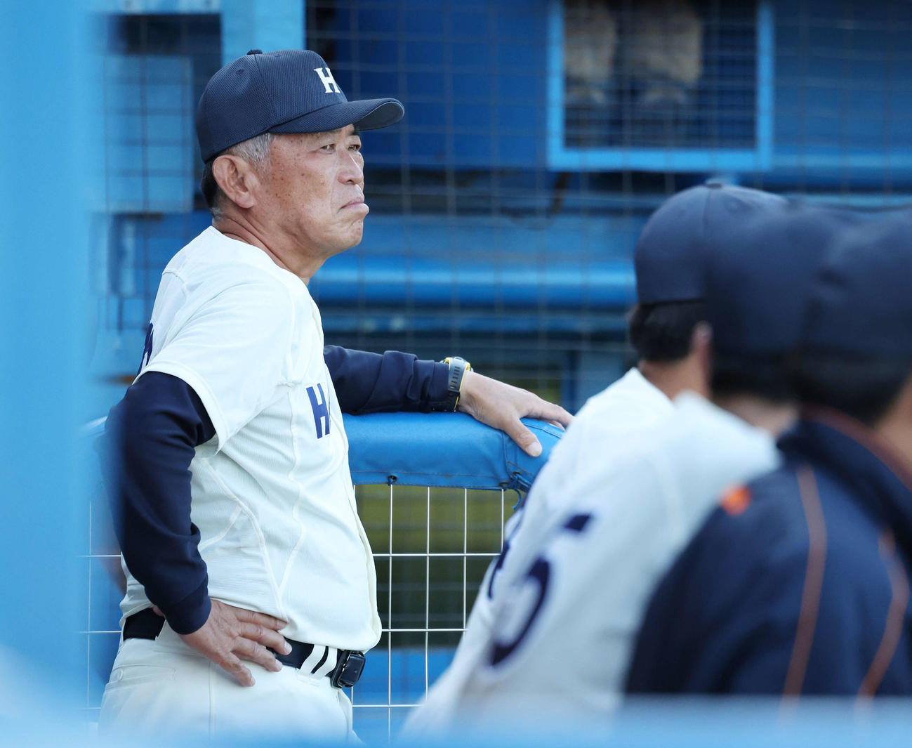 明大対法大　戦況を見守る法大・加藤監督（撮影・宮地輝）