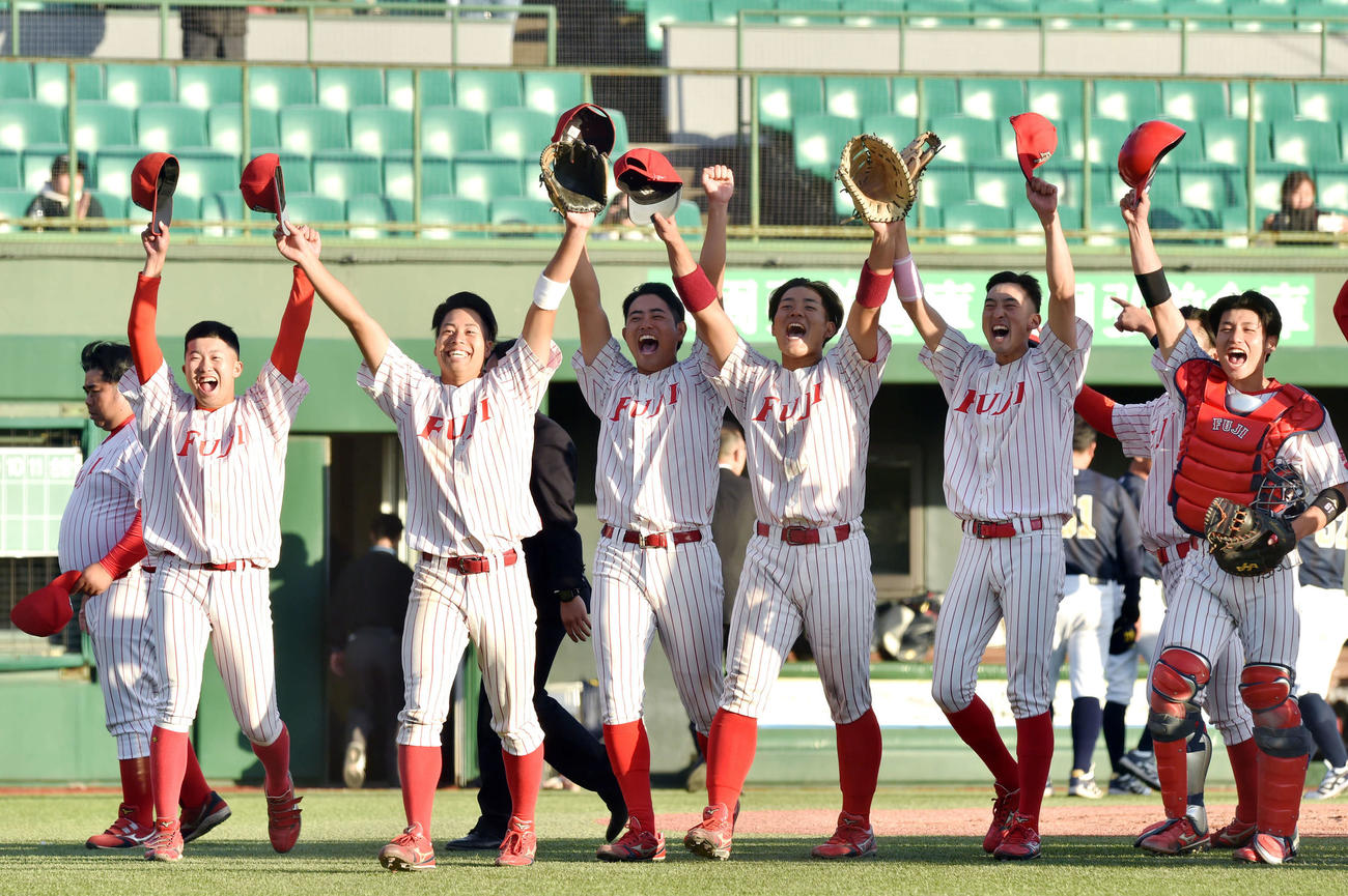 八戸学院大対富士大　下克上優勝で6年ぶり5度目の神宮切符をつかんだ富士大ナインは応援席にあいさつ（撮影・相沢孔志）