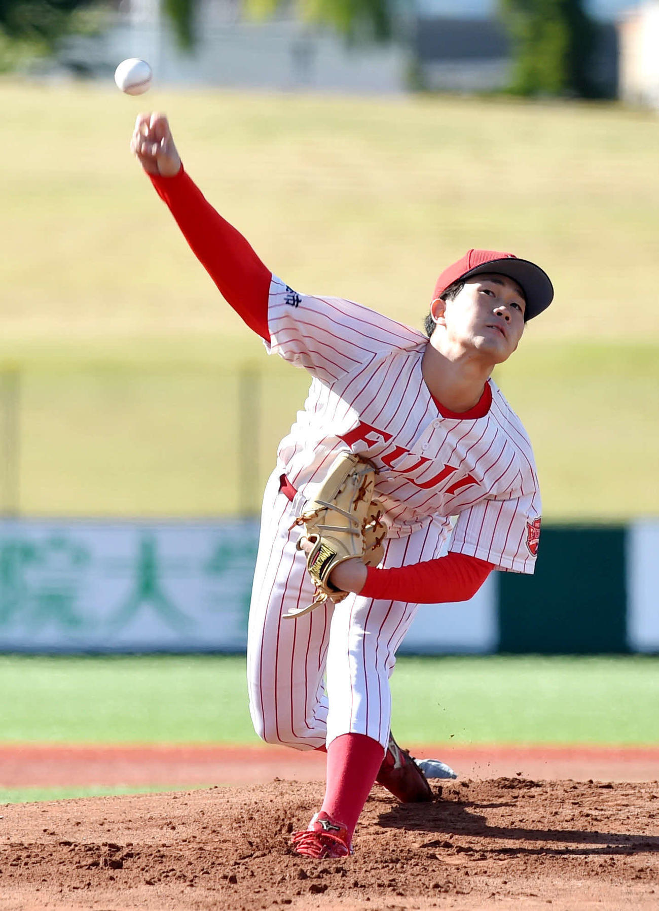 八戸学院大対富士大　第1戦で力投する富士大・安徳（撮影・相沢孔志）