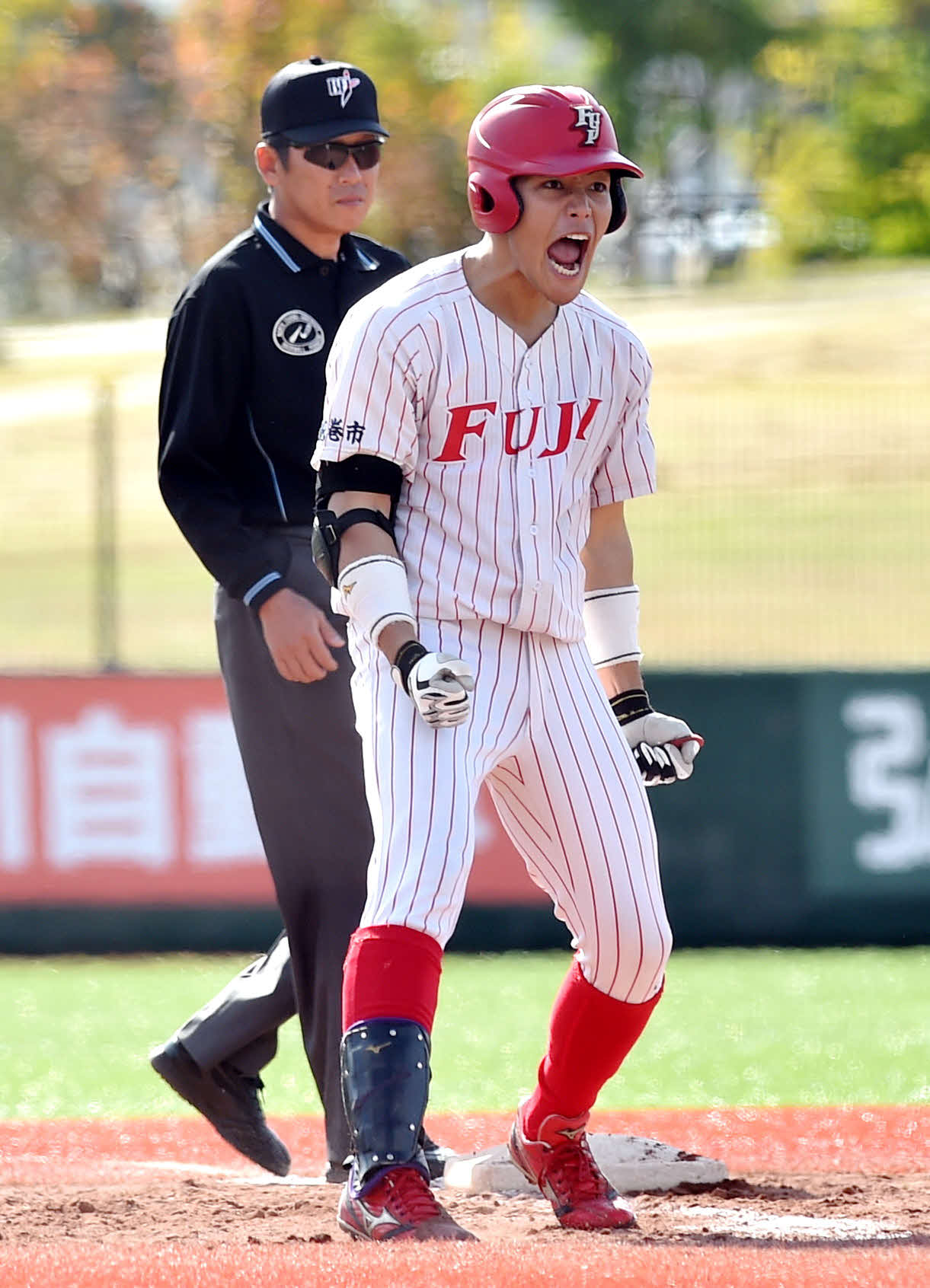 八戸学院大対富士大　第1戦の4回裏富士大2死満塁、走者一掃の勝ち越し3点右越え三塁打を放ち、雄たけびを上げる麦谷（撮影・相沢孔志）