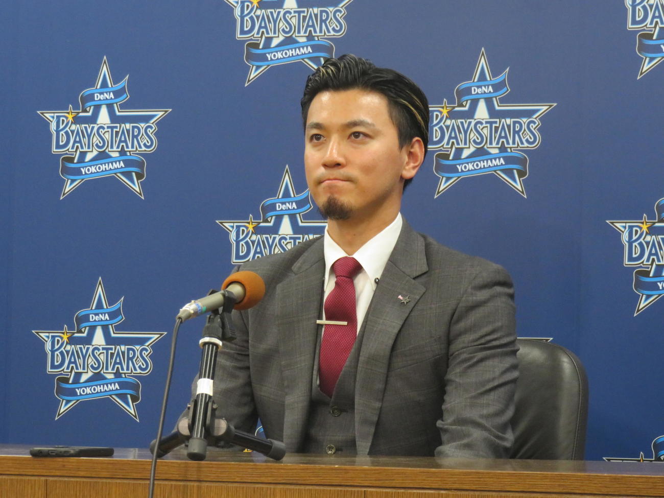 契約更改会見に臨むDeNA関根