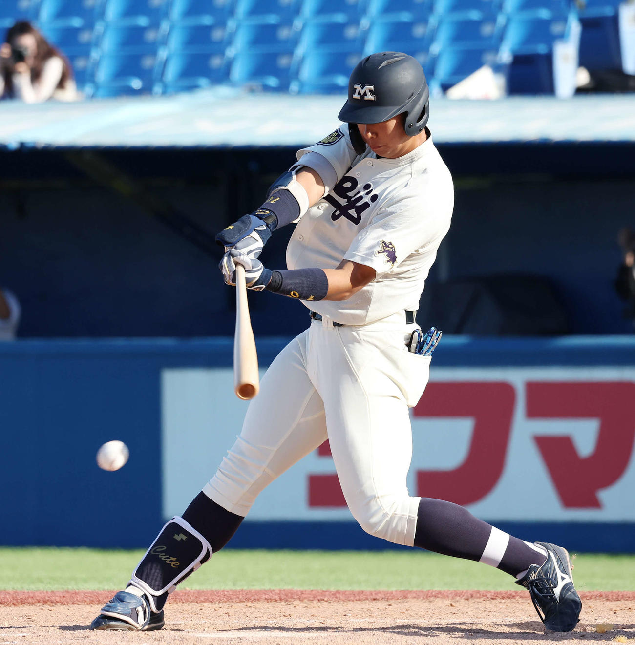 明大対法大　5回表明大2死一塁、中前打を放つ上田希（撮影・宮地輝）