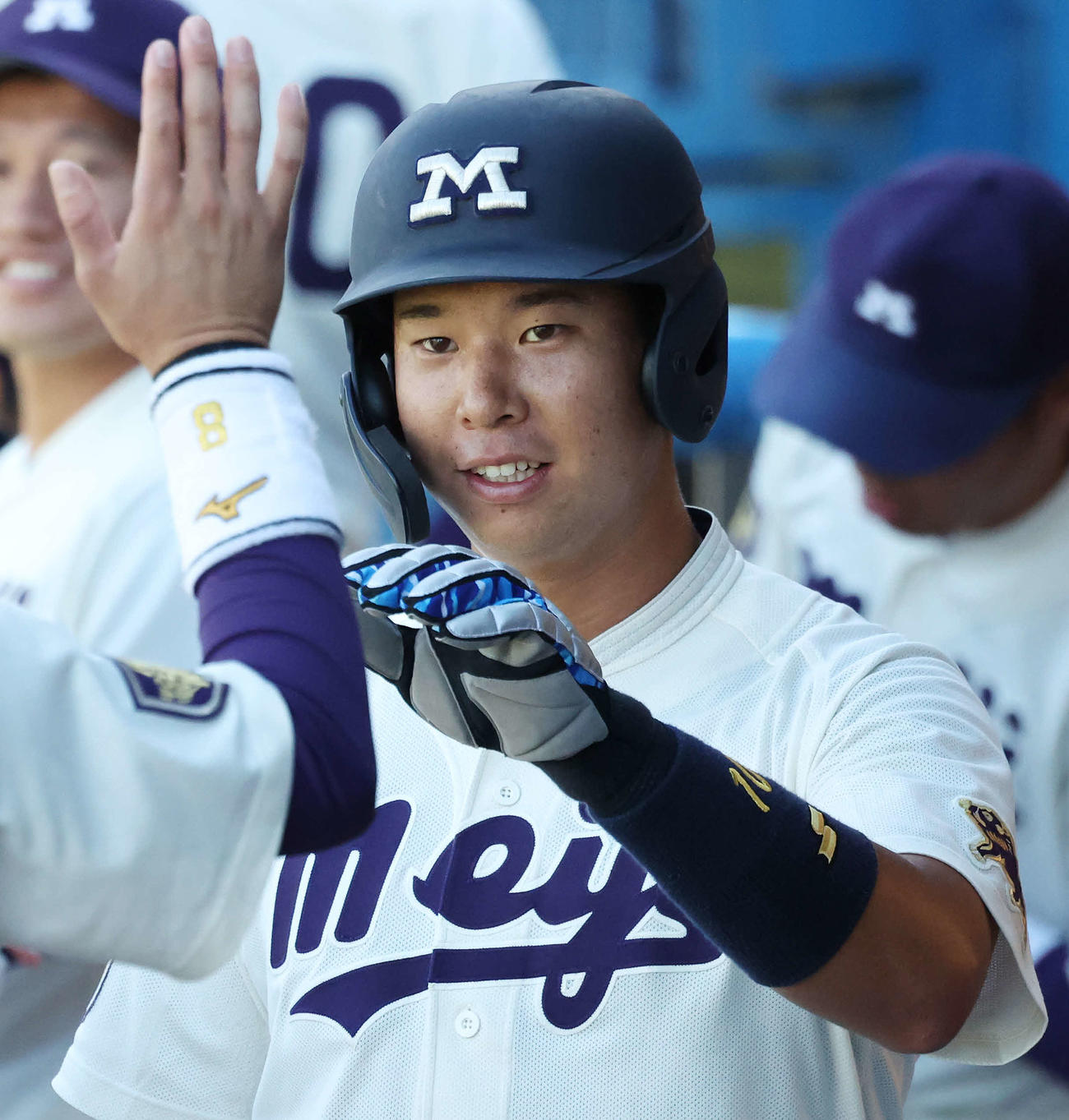 明大対法大　4回表明大1死一、三塁、榊原の適時打で生還した上田希は仲間とタッチを交わす（撮影・宮地輝）