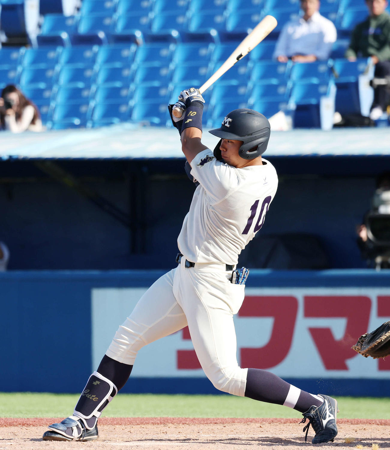 明大対法大　5回表明大2死一塁、中前打を放つ上田希（撮影・宮地輝）