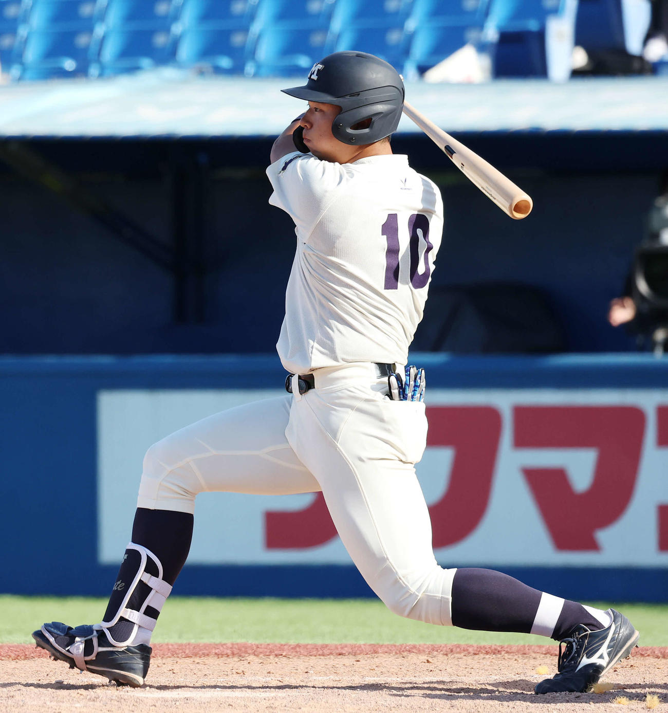 明大対法大　5回表明大2死一塁、中前打を放つ上田希（撮影・宮地輝）