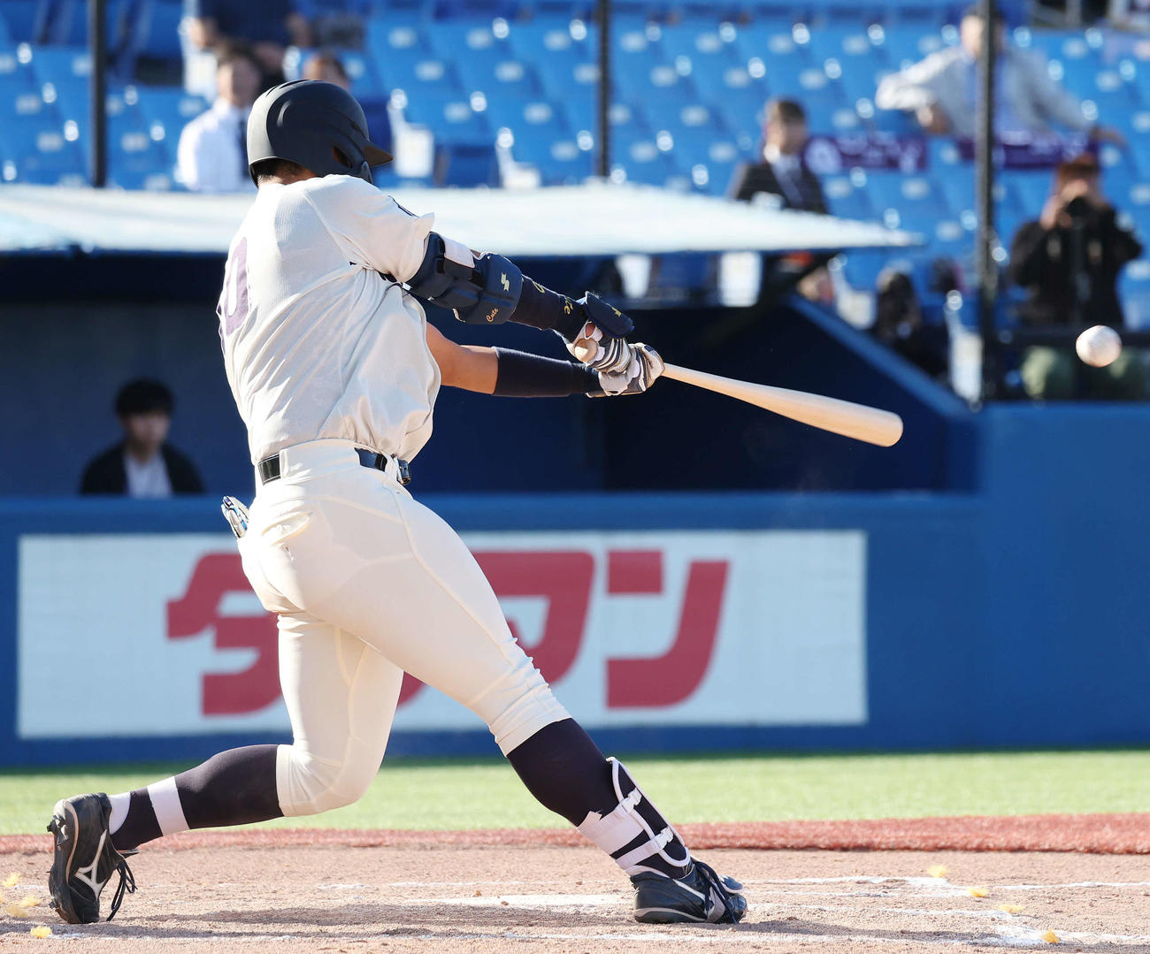明大対法大　7回表明大2死二塁、勝ち越し右適時三塁打を放つ上田希（撮影・宮地輝）