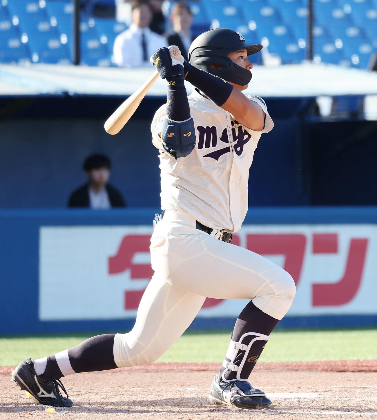 明大対法大　7回表明大2死二塁、勝ち越し右適時三塁打を放つ上田希（撮影・宮地輝）