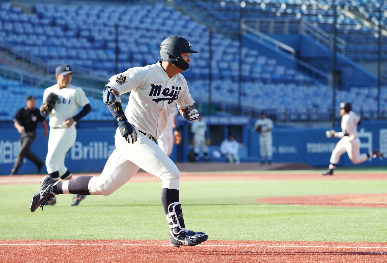 明大対法大　7回表明大2死二塁、勝ち越し右適時三塁打を放つ上田希（撮影・宮地輝）