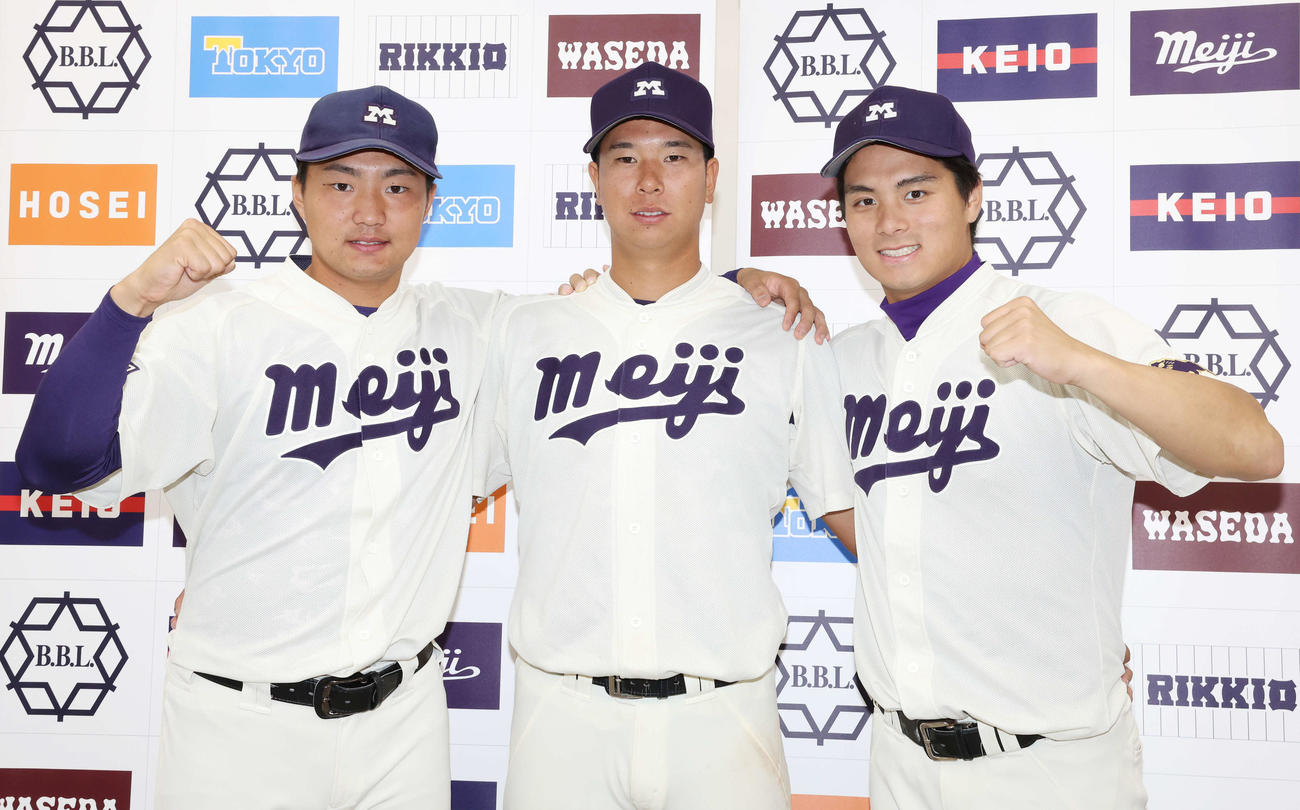 明大対法大　勝利し、記念撮影する左から明大・村田、上田希、蒔田（撮影・宮地輝）