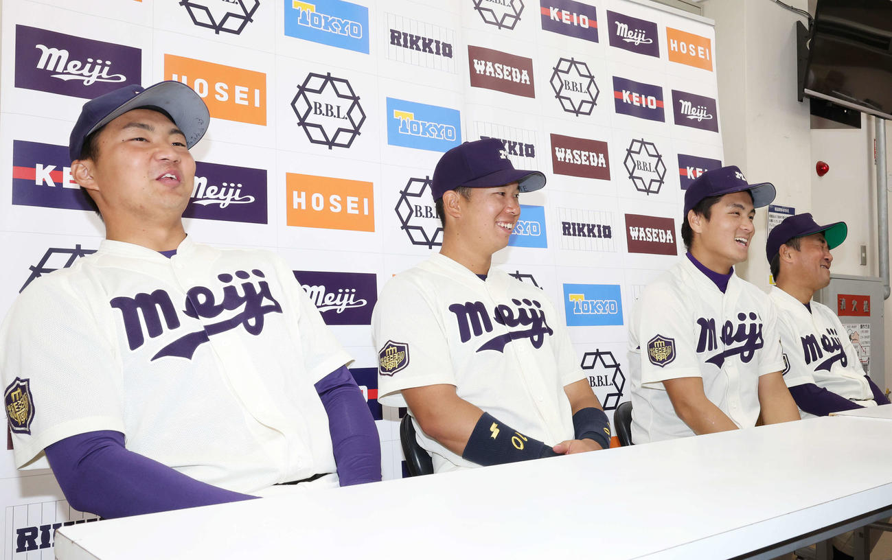 明大対法大　試合後の会見で笑顔を見せる左から明大村田、上田希、蒔田、田中監督（撮影・宮地輝）