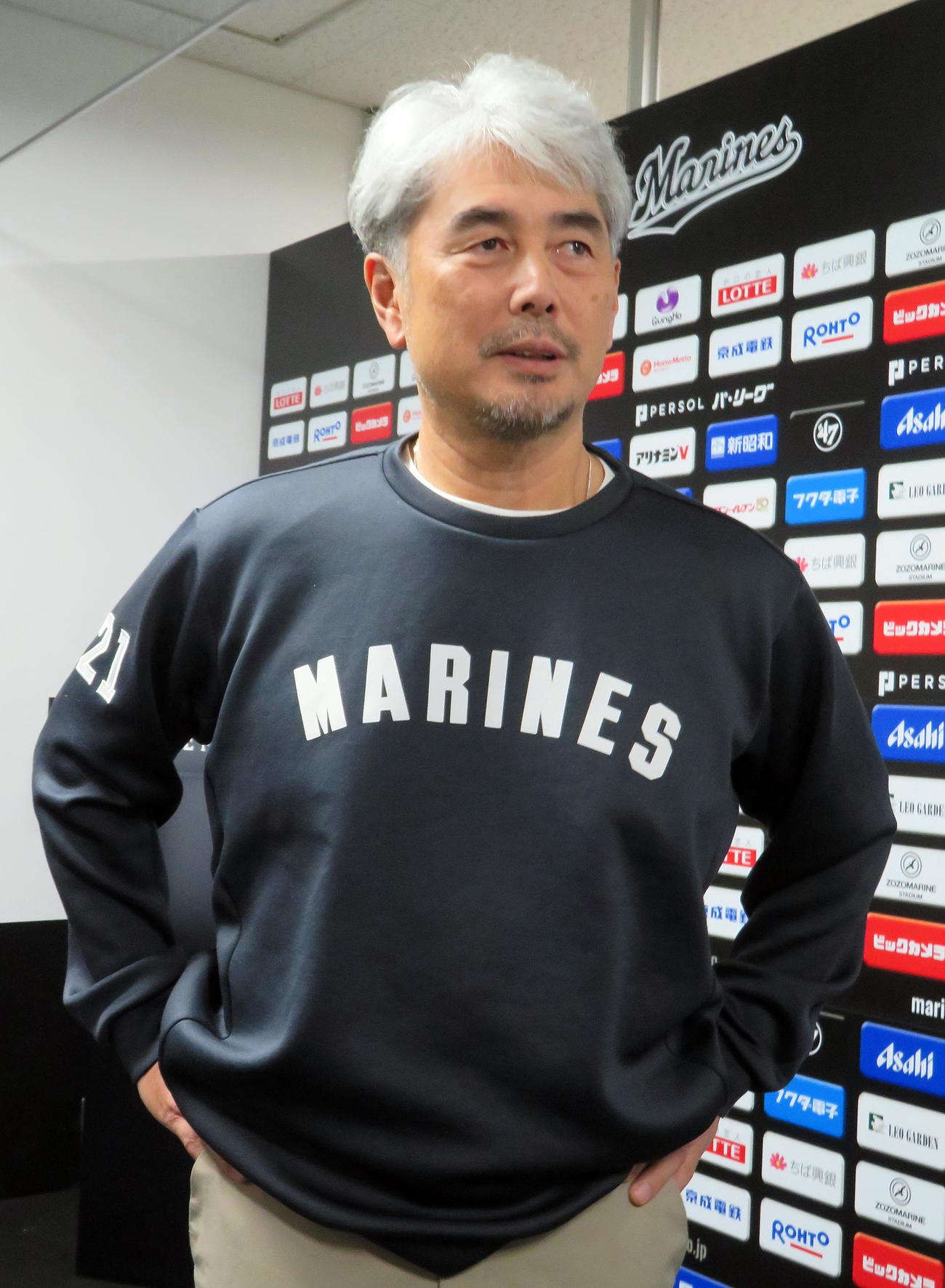 ドラフト指名候補にリストアップしている全選手の映像チェックを終えて取材対応するロッテ吉井監督（撮影・鎌田直秀）