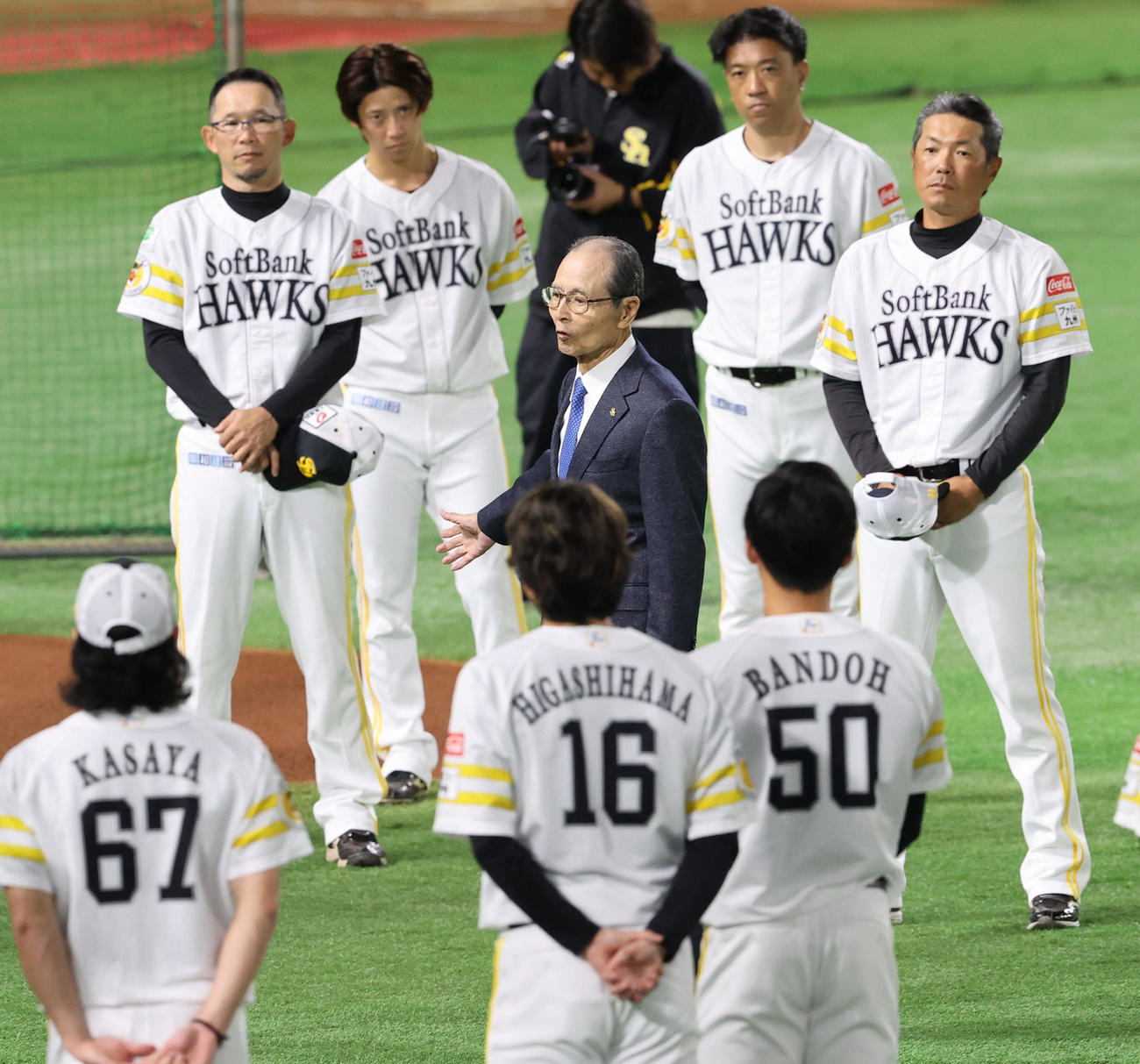 練習前の円陣でナインに話をする王球団会長、後方は小久保監督（撮影・梅根麻紀）