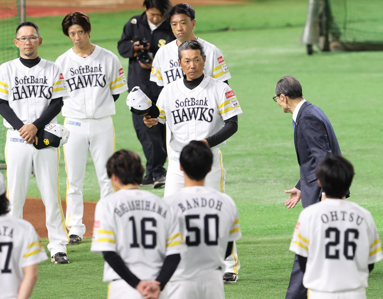 ナインに話を終えた王球団会長は、小久保監督を中央で促す（撮影・梅根麻紀）