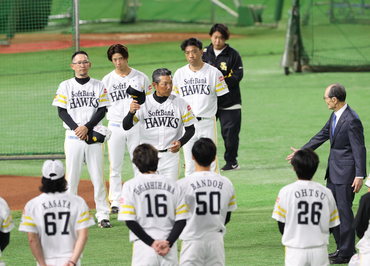 ナインに話を終えた王球団会長は、小久保監督を中央で促す（撮影・梅根麻紀）