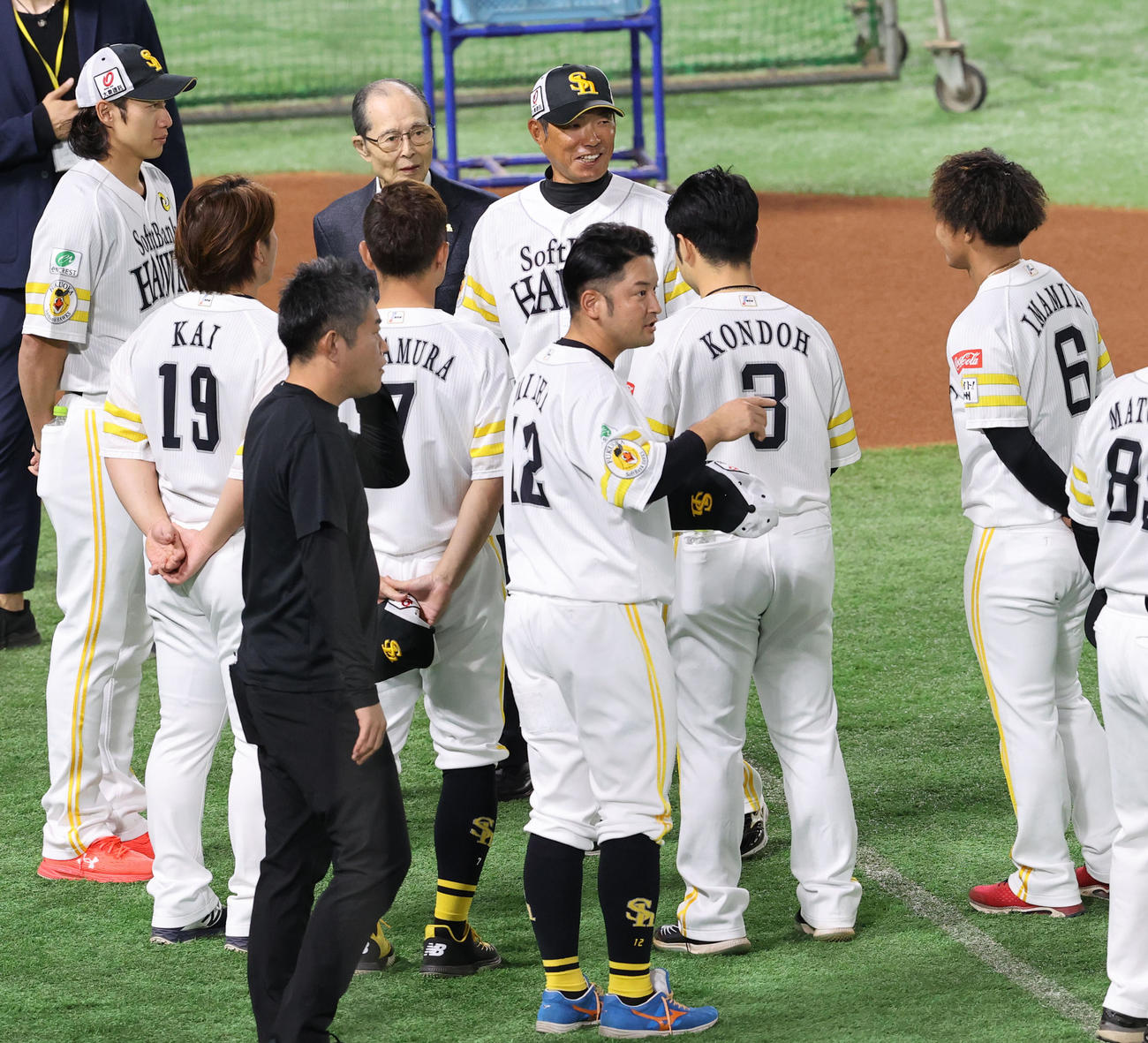 ベテラン野手陣と話をする小久保監督（撮影・梅根麻紀）