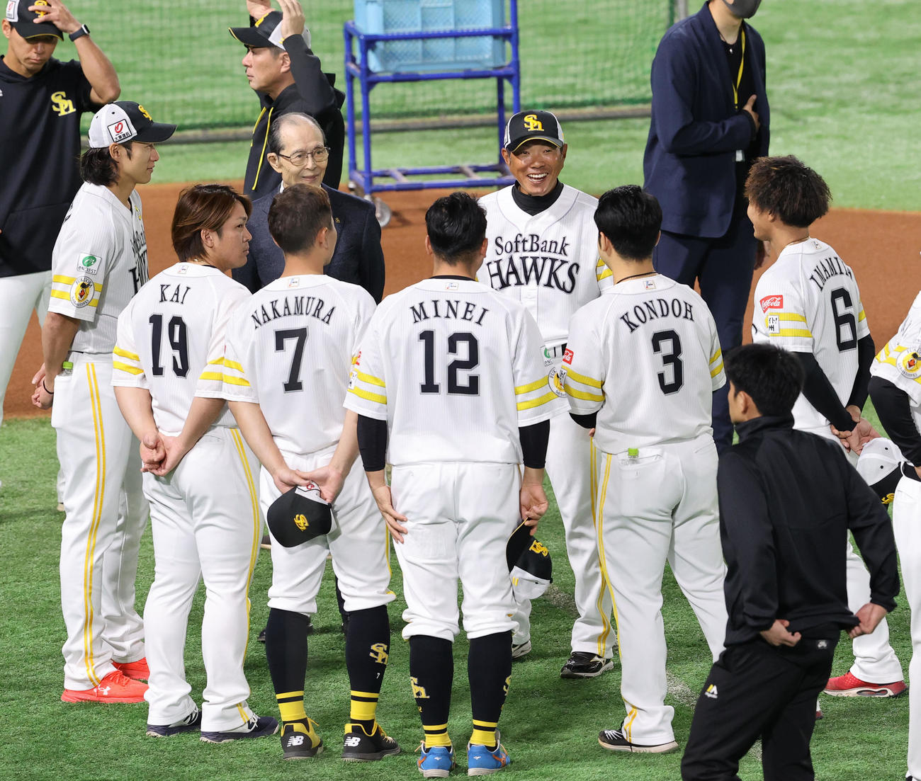 ベテラン野手陣と話をする小久保監督（撮影・梅根麻紀）